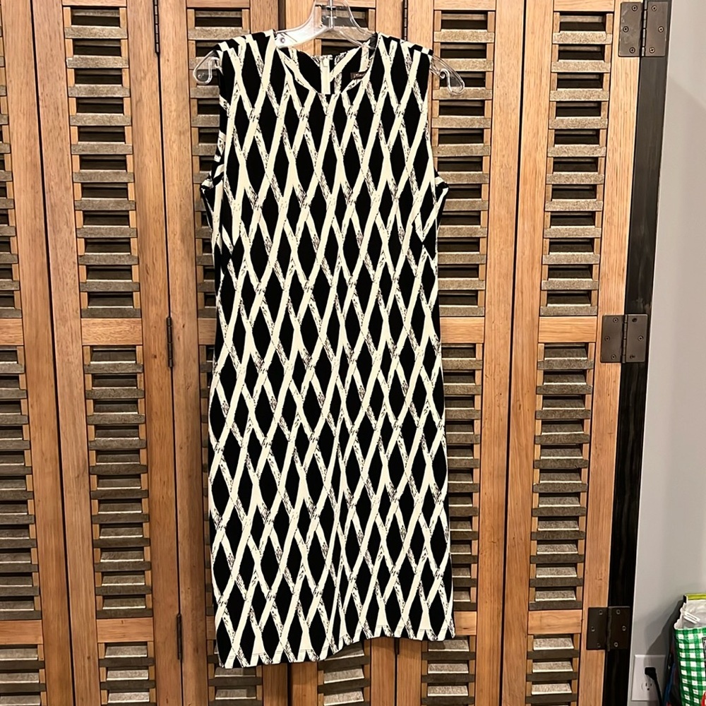 J. McLaughlin Black and Off-White Lattice Print Sleeveless Shift Dress